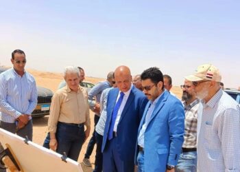 وزير الإسكان يتابع مشروعات المرافق الجاري تنفيذها بالعبور الجديدة والأراضي المضافة لها