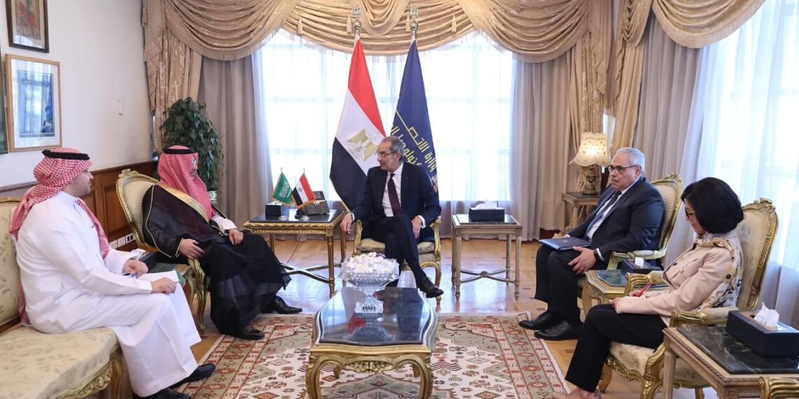 وزير الاتصالات يبحث مع السفير السعودي تعزيز التعاون في تكنولوجيا المعلومات