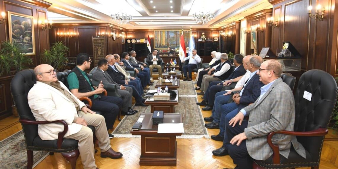 وزير الإسكان ومحافظ الإسكندرية يعقدان اجتماعًا لمتابعة ملفات العمل والمشروعات المشتركة