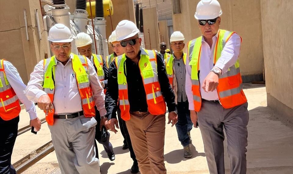 وزير الكهرباء يتفقد محطة توليد كهرباء السد العالي بمحافظة أسوان
