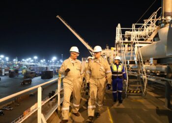 وزير البترول يُجري جولة تفقدية بميناء الإسكندرية لمتابعة أعمال تجهيز سفينة التغييز