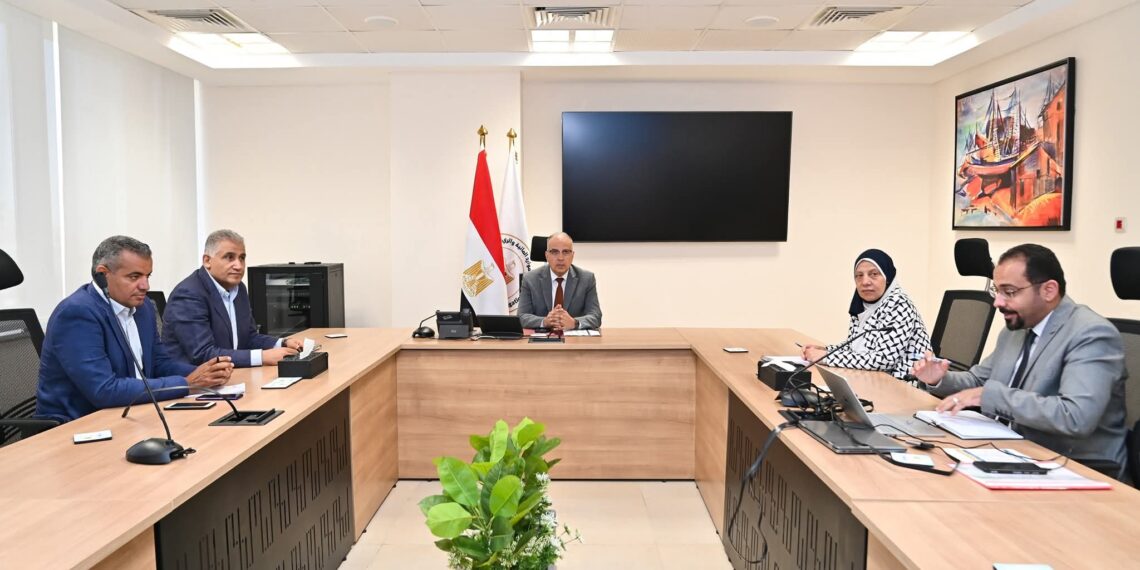 وزير الري يتابع حالة المنظومة المائية وموقف توفير الاحتياجات المائية لمحطات مياه الشرب