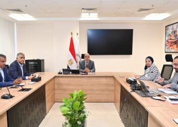 وزير الري يتابع حالة المنظومة المائية وموقف توفير الاحتياجات المائية لمحطات مياه الشرب