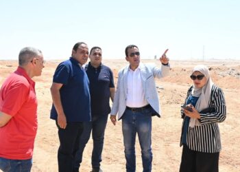 وزير الإسكان يتفقد مشروعات المرافق و ديارنا في العاشر من رمضان