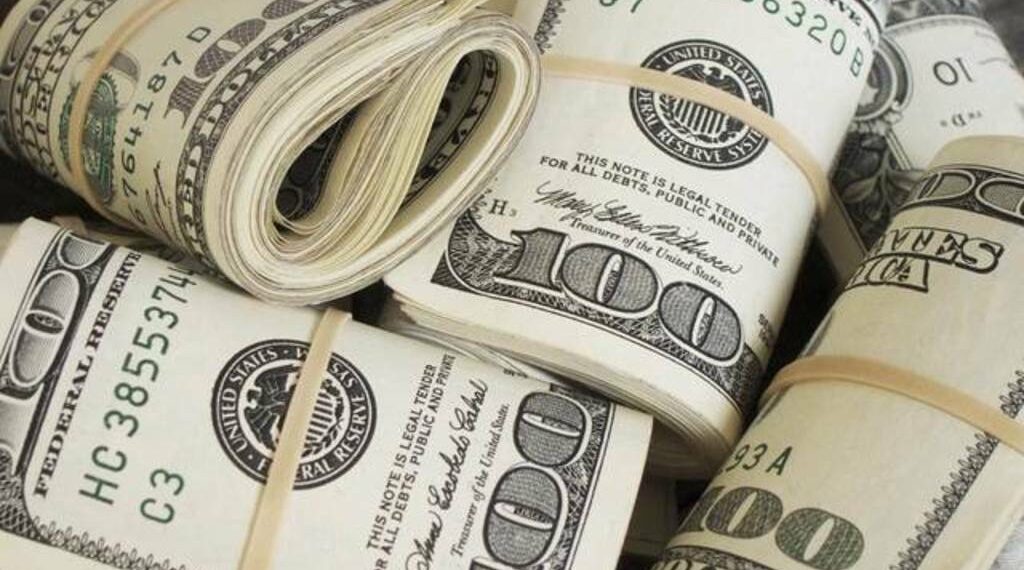 استقرار الدولار أمام الجنيه في 10 بنوك مع بداية تعاملات الأربعاء