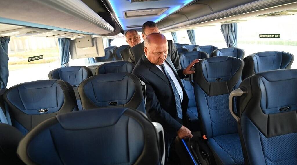 وزير النقل المصري يتفقد 20 حافلة مرسيدس جديدة بمكون محلي يصل إلى 60%