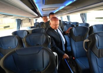 وزير النقل المصري يتفقد 20 حافلة مرسيدس جديدة بمكون محلي يصل إلى 60%