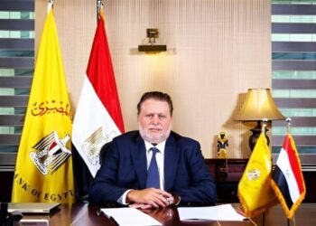 محافظ البنك المركزي يحصد جائزة محافظ العام في القمة المصرفية بباريس