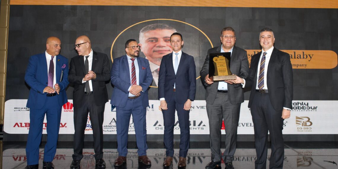 تكريم الدكتور مدحت شلبي رئيس شركة «الصفوة للتطوير العمراني SUD» كأكبر مطور عقاري في الدلتا