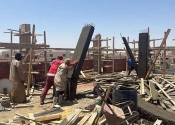 إزالة مخالفات بناء وغلق محال مخالفة بمدينتي بدر والشروق بالتعاون مع الشرطة