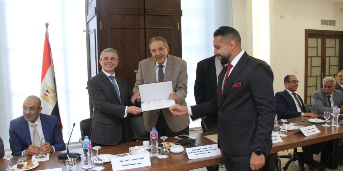 «أموى» و«الوكيل» يكرمان أوائل الدورات المتميزة للتخليص الجمركى