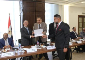 «أموى» و«الوكيل» يكرمان أوائل الدورات المتميزة للتخليص الجمركى