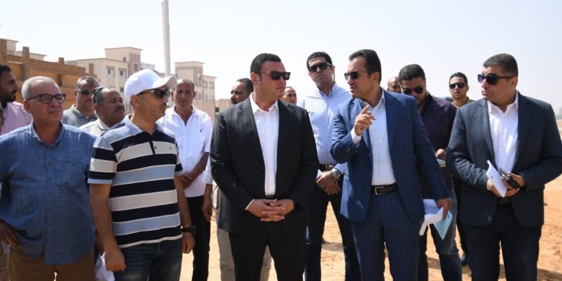 وزير الإسكان يتفقد مشروعات الطرق والإسكان بمدينة العاشر من رمضان