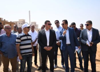 وزير الإسكان يتفقد مشروعات الطرق والإسكان بمدينة العاشر من رمضان
