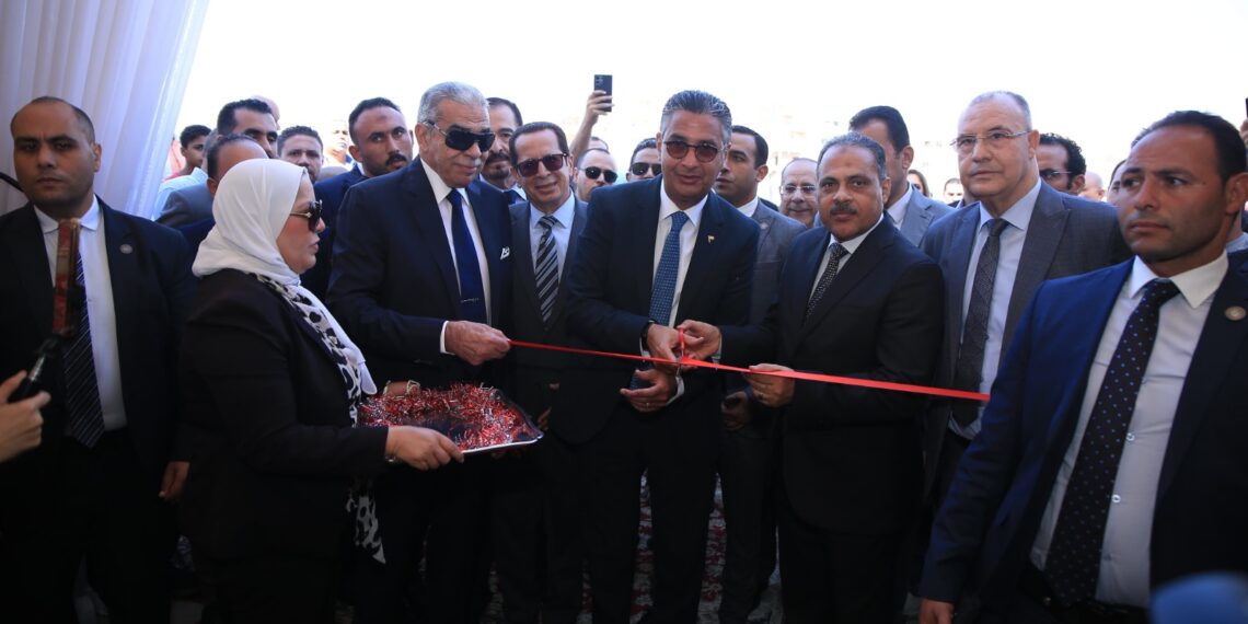 وزير التموين ومحافظ الشرقية يفتتحان سوق اليوم الواحد بالعاشر من رمضان