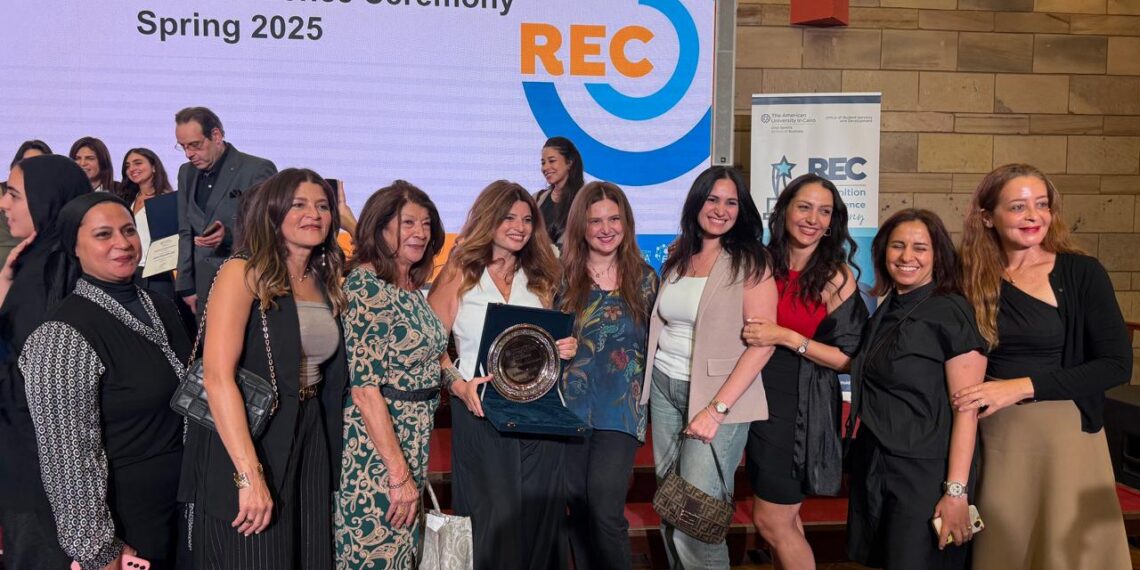 لمياء كامل تفوز بجائزة الخريج المتميز من الجامعة الأمريكية بالقاهرة2025