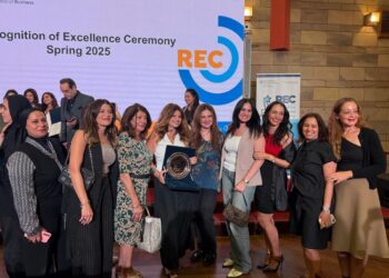 لمياء كامل تفوز بجائزة الخريج المتميز من الجامعة الأمريكية بالقاهرة2025