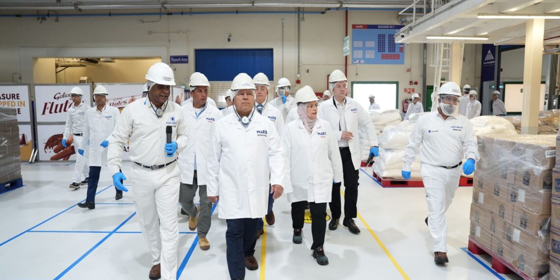 وزير الصناعة يزور مصنع مارس مصر لتعزيز التعاون الصناعي والتصدير العالمي