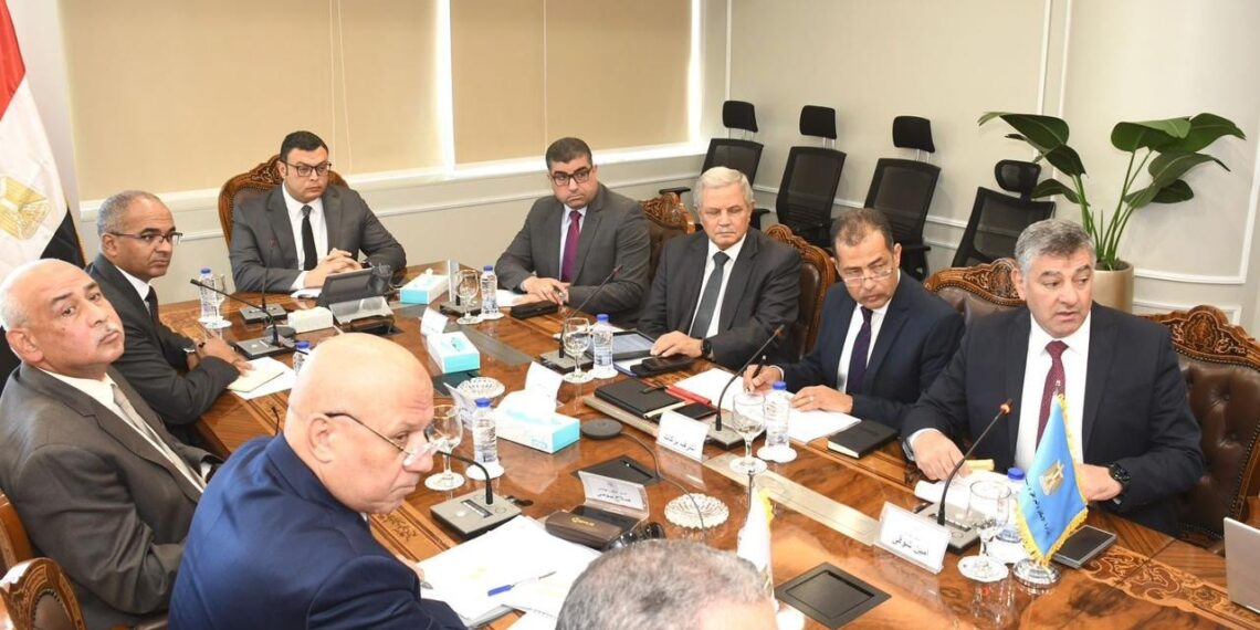 وزير الإسكان يتابع تنفيذ مشروعات حياة كريمة بالمنيا ويوجه بسرعة التشغيل