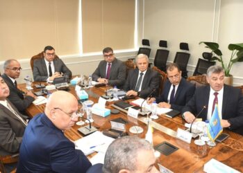 وزير الإسكان يتابع تنفيذ مشروعات حياة كريمة بالمنيا ويوجه بسرعة التشغيل