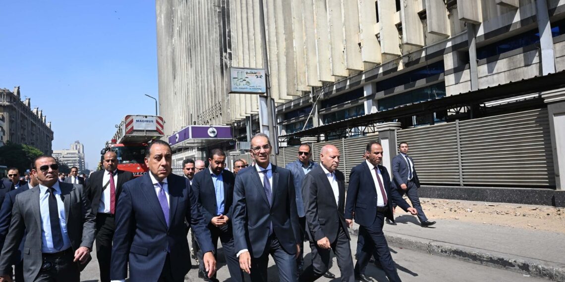 رئيس الوزراء يتفقد سنترال رمسيس ويستعرض تقريرا مع وزير الاتصالات ب