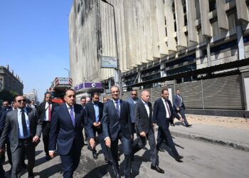 رئيس الوزراء يتفقد سنترال رمسيس ويستعرض تقريرا مع وزير الاتصالات ب
