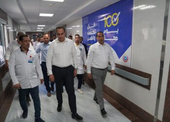 رئيس الرعاية الصحية يواصل جولاته المفاجئة بعدد من المنشآت بإقليم القناة