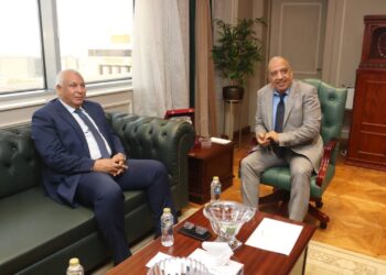 “الكهرباء ” تبحث خطة التنمية مع محافظة الوادي الجديد