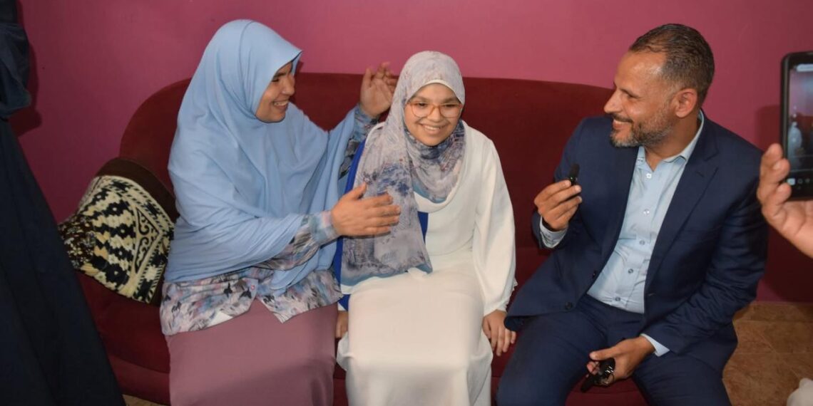 سياحة مستقبل وطن ببني سويف يهدي الطالبة الاولى على الثانوية العامة رحلة عمرة