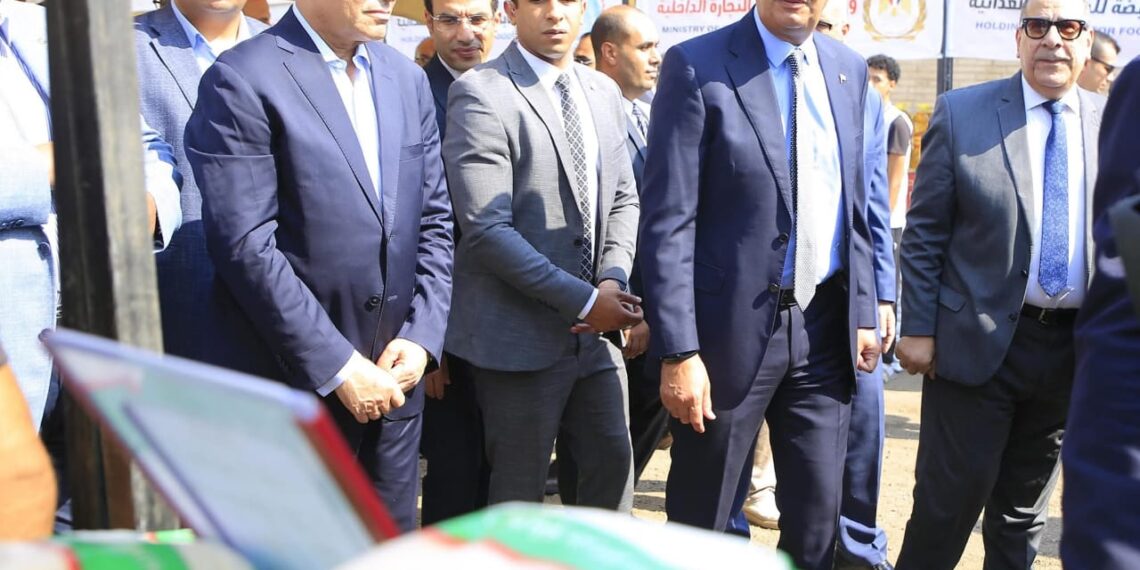 وزير التموين ومحافظ القاهرة يفتتحان سوق اليوم الواحد بمنطقة الجمالية