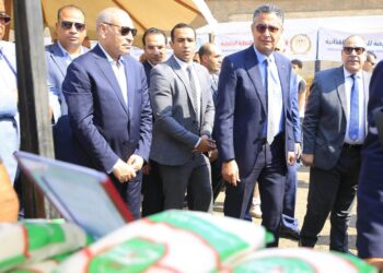 وزير التموين ومحافظ القاهرة يفتتحان سوق اليوم الواحد بمنطقة الجمالية
