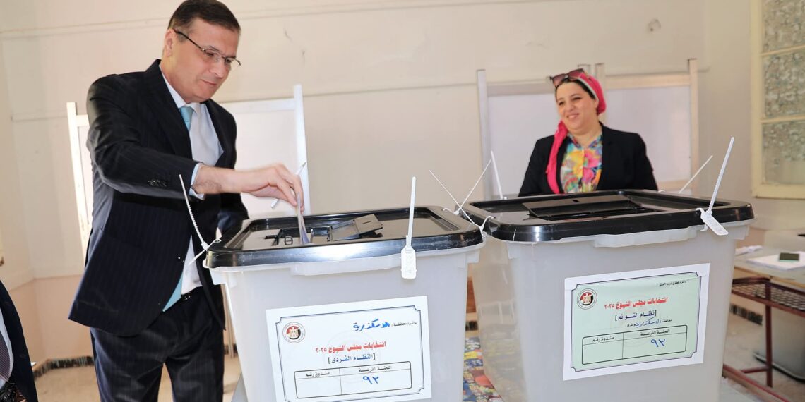 وزير الزراعة يُدلي بصوته في انتخابات مجلس الشيوخ بالإسكندرية