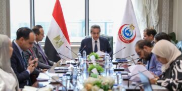وزير الصحة يعقد اجتماعًا مع هيئتي «التأمين الصحي الشامل والرعاية الصحية»