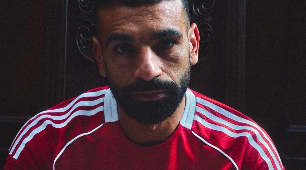 أديداس ونادي ليفربول يطلقان القمصان الأساسية والاحتياطية الجديدة لموسم 2025/2026