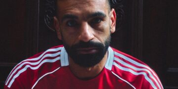 أديداس ونادي ليفربول يطلقان القمصان الأساسية والاحتياطية الجديدة لموسم 2025/2026