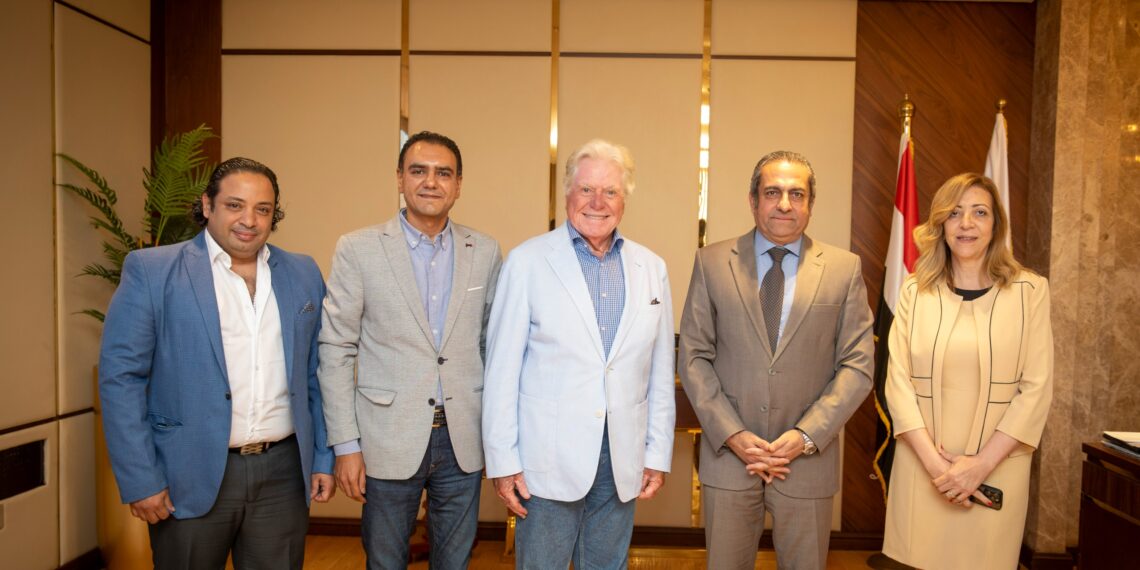 حسين فهمي يوثق مشروعات العاصمة الإدارية في تعاون فني مع Strike Media