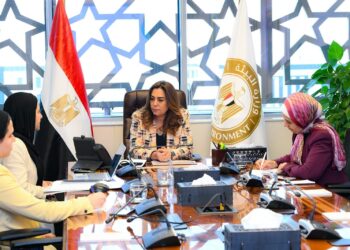 وزيرة التنمية المحلية تستعرض مع مسئولي البيئة مشروعات مرفق البيئة العالمية