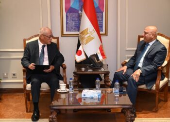 وزير الصناعة والنقل يستقبل السفير الياباني بالقاهرة