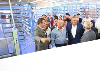 وزير الصناعة يتفقد مصنع «إيجي دينيم للنسيج» بالعاشر من رمضان