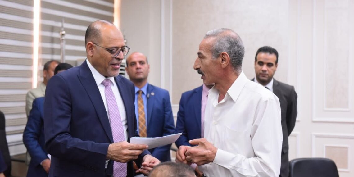 وزير العمل يسلم بطاقات المعاشات التقاعدية العراقية لعمال مصريين