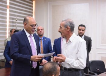 وزير العمل يسلم بطاقات المعاشات التقاعدية العراقية لعمال مصريين