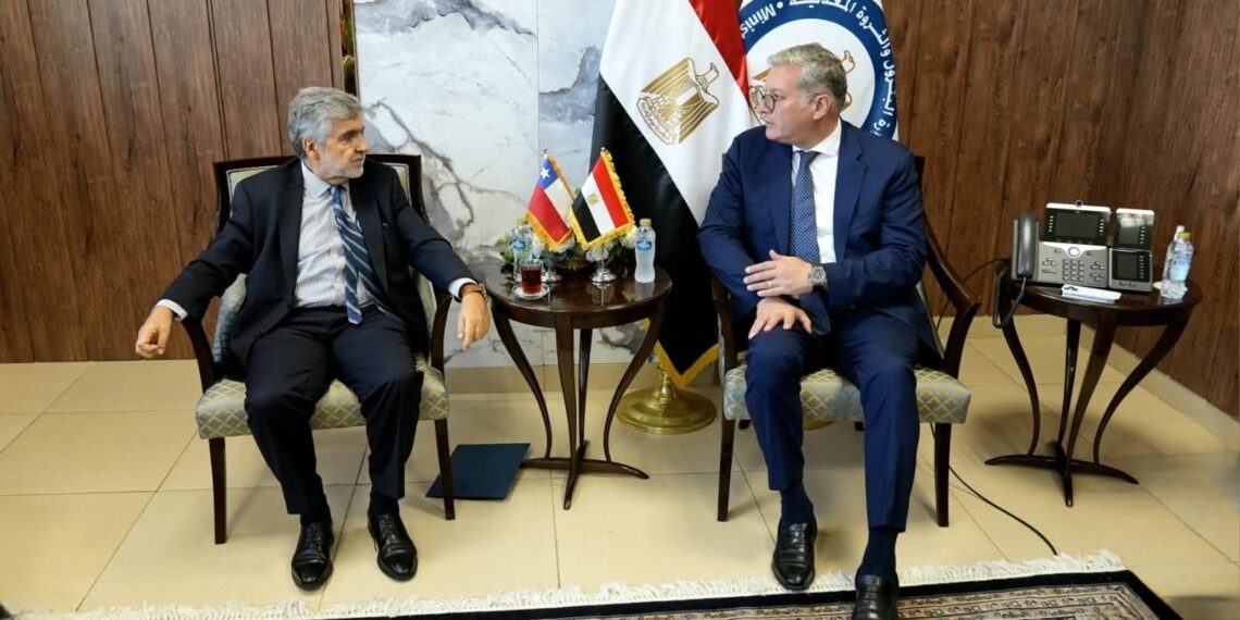 وزير البترول والثروة المعدنية يستقبل سفير تشيلي بالقاهرة