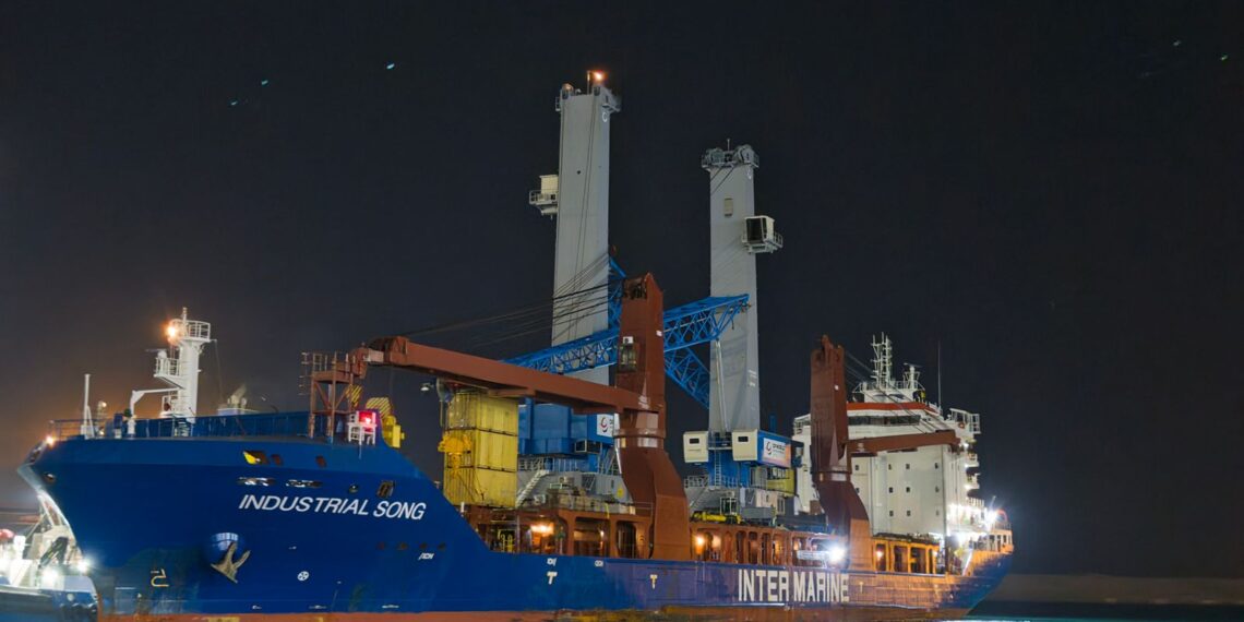 دي بي ورلد مصر تستقبل أحدث الرافعات العملاقة لتعزيز مكانة مصر كمركز لوجستي إقليمي