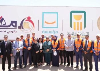 البنك الأهلي يوزع 20 ألف كرتونة غذائية للأسر الأولى بالرعاية بحلايب وشلاتين