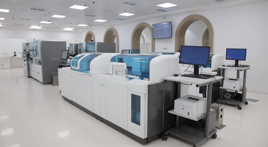 جامعة القاهرة و«روش» تفتتحان معملًا رئيسيًا متطورًا بمستشفى المنيل