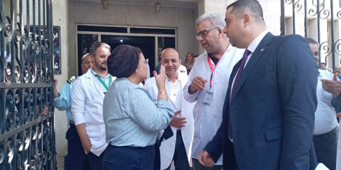 نائب وزير الصحة تعقد اجتماعاً بمستشفى قنا العام