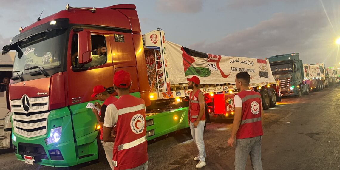 الهلال الأحمر المصري يرسل 80 ألف سلة غذائية إلى غزة عبر قافلة زاد العزة