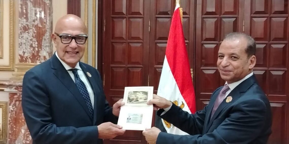 أحمد صبور يتسلم كارنيه عضوية مجلس الشيوخ ويؤكد التزامه بخدمة الوطن والمواطن