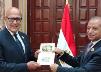 أحمد صبور يتسلم كارنيه عضوية مجلس الشيوخ ويؤكد التزامه بخدمة الوطن والمواطن