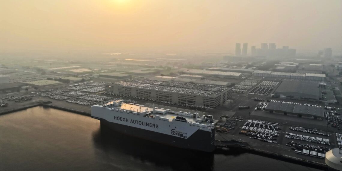 ميناء جبل علي يستقبل أكبر ناقلة صديقة للبيئة في العالم مخصصة لشحن السيارات